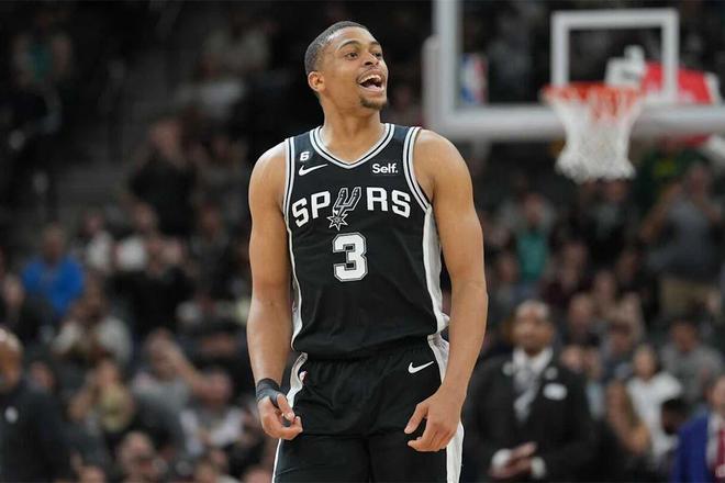 凯尔登·约翰逊24分助马刺五连胜 超越伦纳德成队