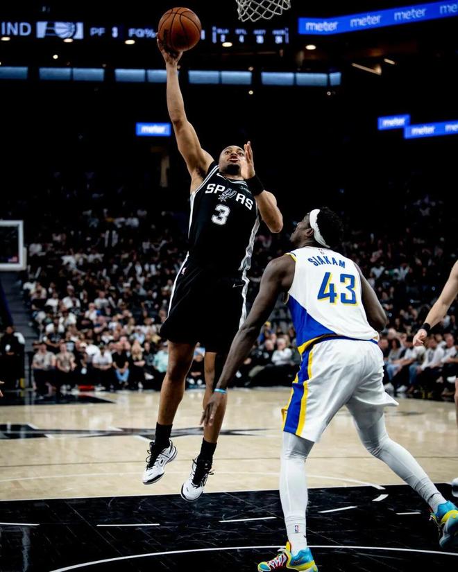 凯尔登·约翰逊24分助马刺五连胜 超越伦纳德成队