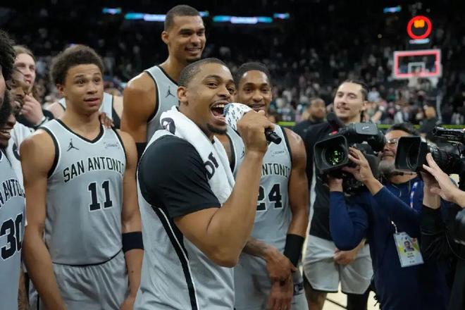 凯尔登·约翰逊24分助马刺五连胜 超越伦纳德成队