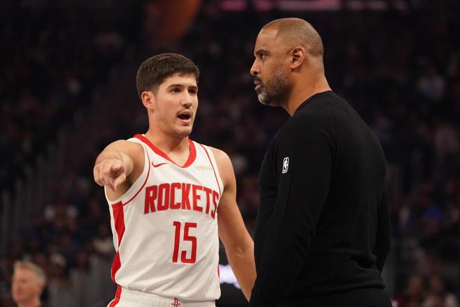 谢泼德三分爆发助火箭力克雄鹿 西部排名飙升冲