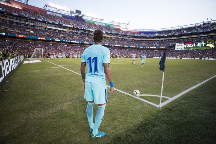 巴萨新客场球衣设计引热议 内马尔元素成亮点