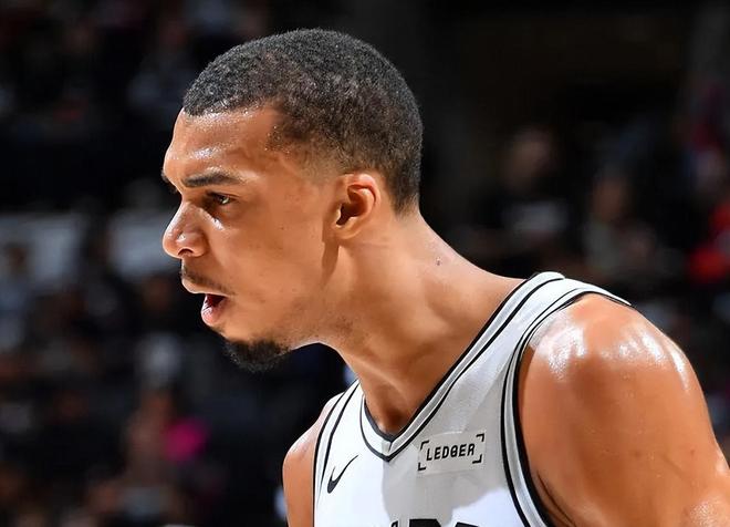 文班亚马统治攻防力压群雄当选NBA季后赛今日最