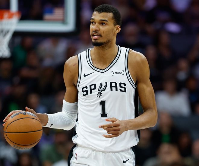 文班亚马统治攻防力压群雄当选NBA季后赛今日最